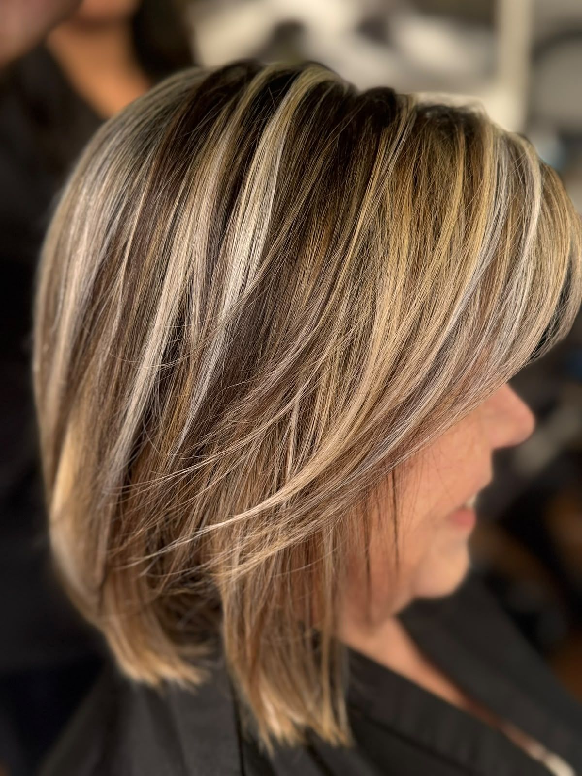 Melena corta con luces rubias y castañas que dan dimensión al color.