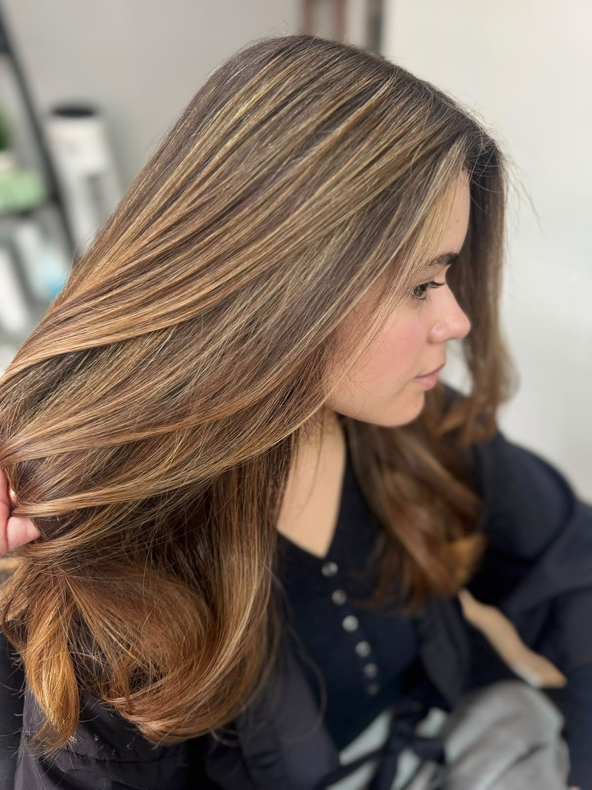 Melena larga castaña con balayage, lisa y con mucho brillo tras el tratamiento.